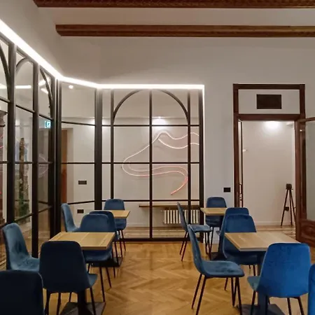 Konukevi Deluxe Spaccanapoli 4*