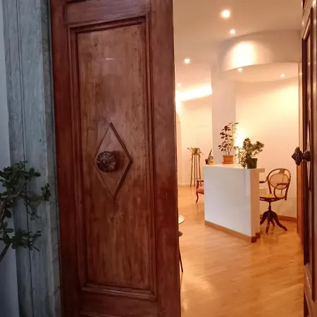 Deluxe Spaccanapoli Konukevi 4*